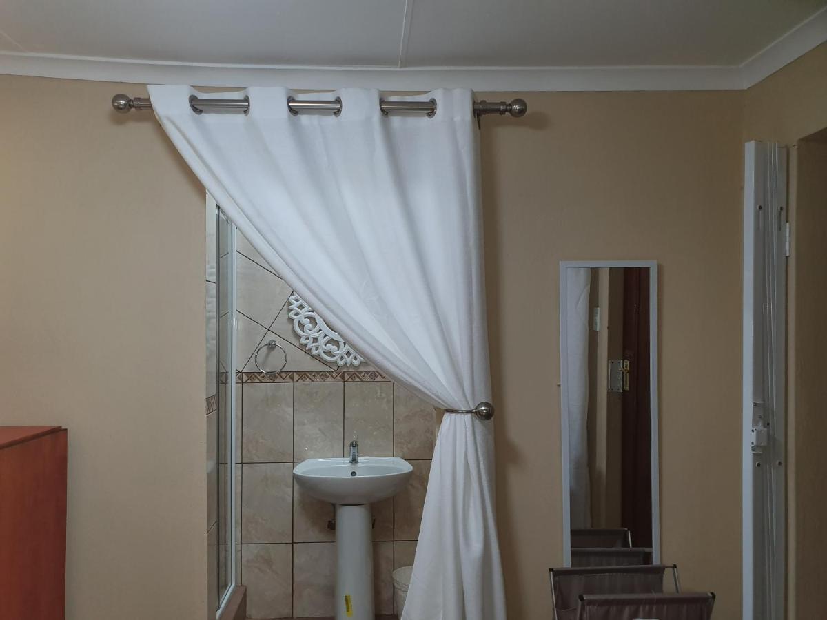 Lani'S Guest House - No Loadshedding Musina Zewnętrze zdjęcie
